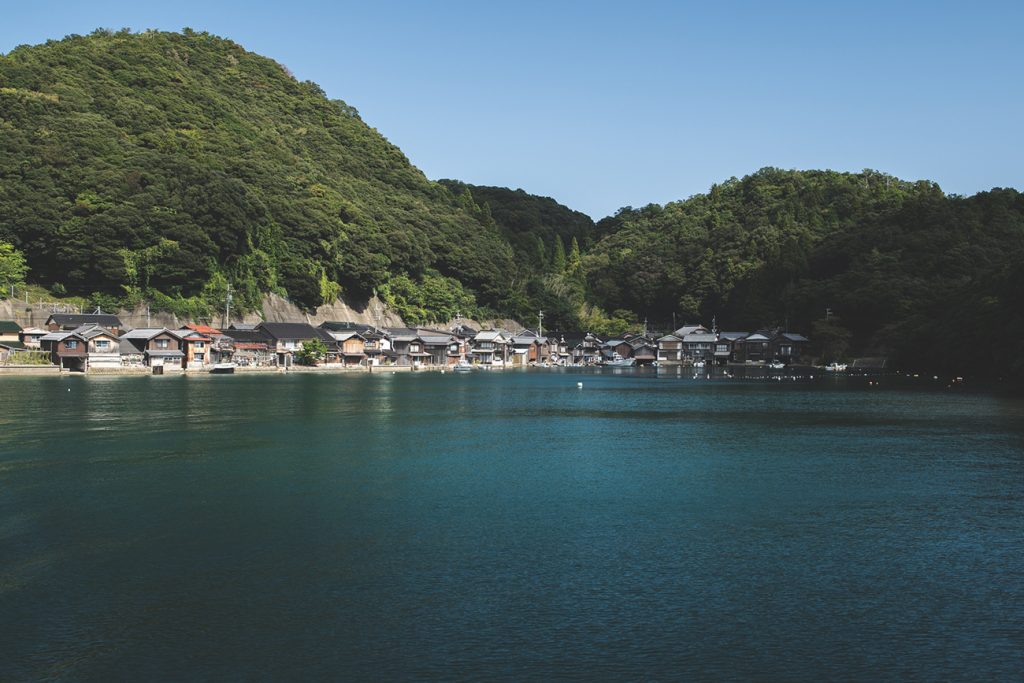 伊根町の海と船屋が並んでいる写真。