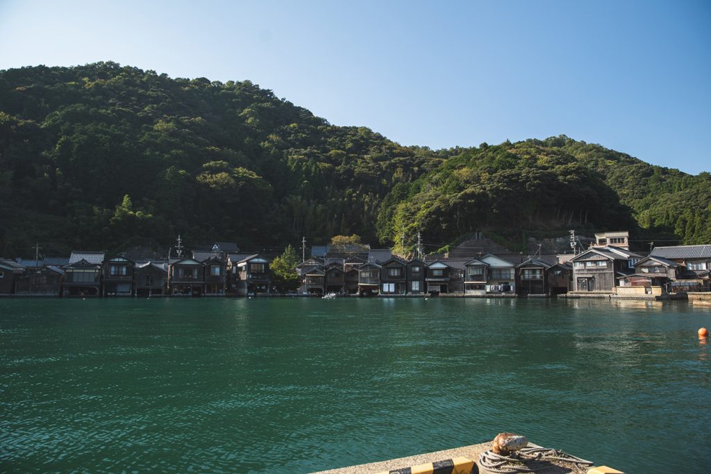 伊根町の海と船屋が並んでいる写真。