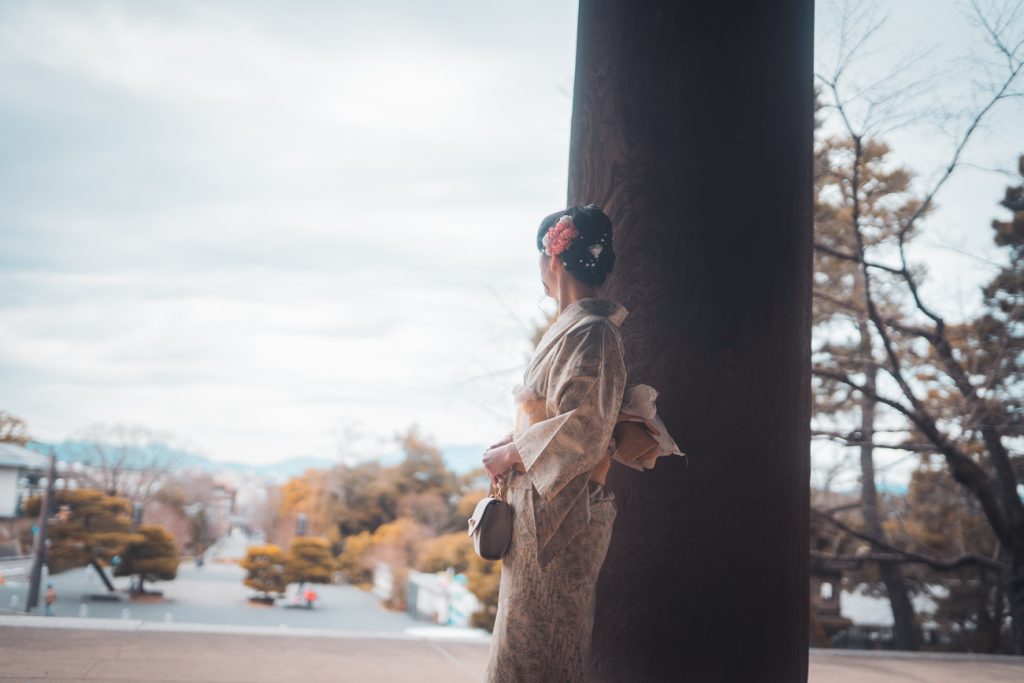 和装を着た女性のポートレート写真