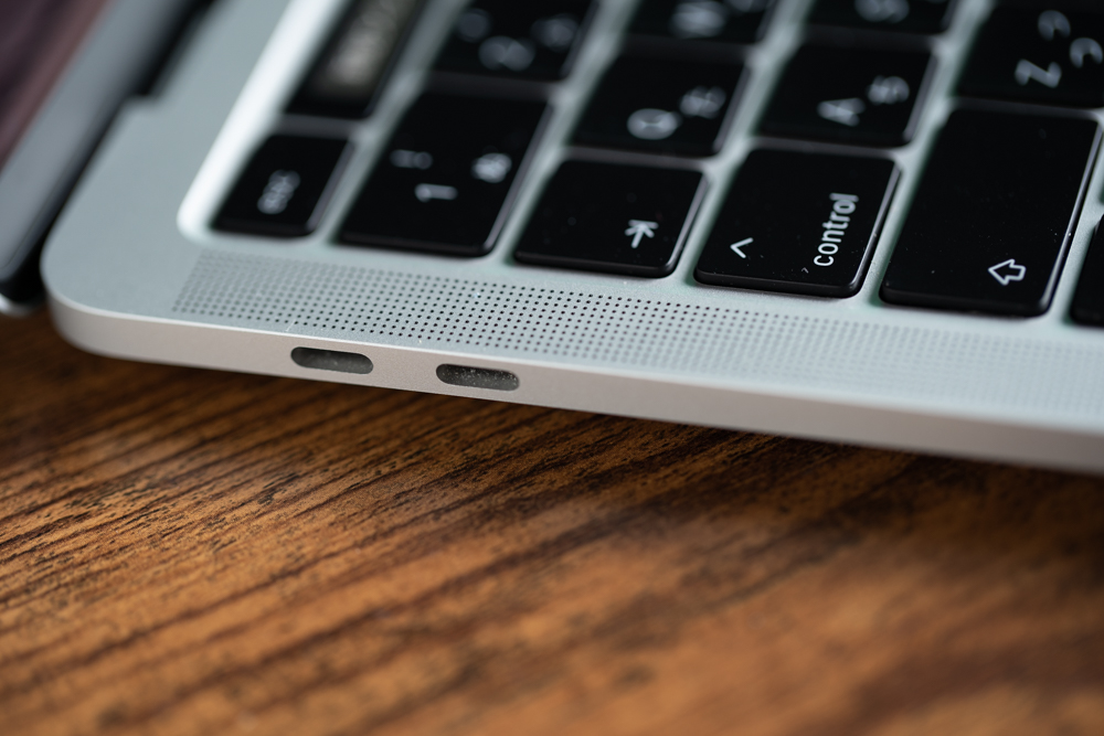 MacBook proのUSB Type-Cを刺す穴が2つある写真