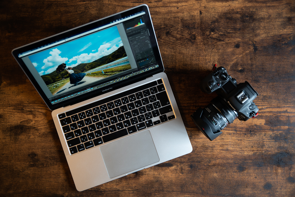MacBook proとカメラが写っている。
