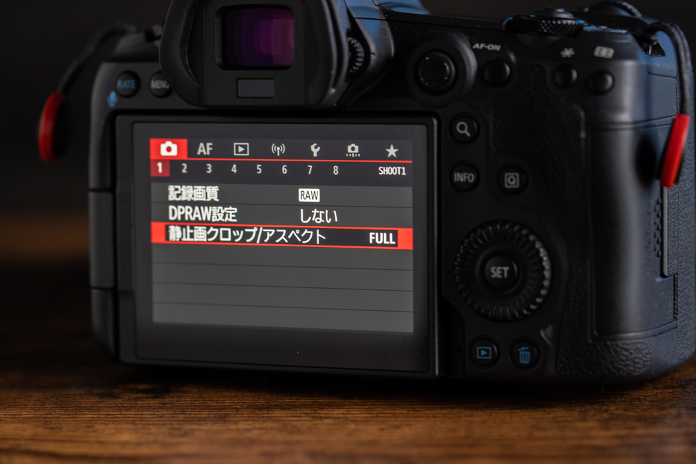 canon R5の背面液晶。メニューが確認できる。