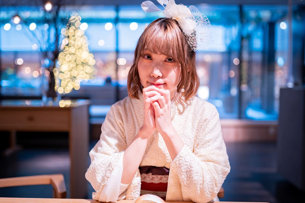 喫茶店で和装を着た女性のポートレート写真。