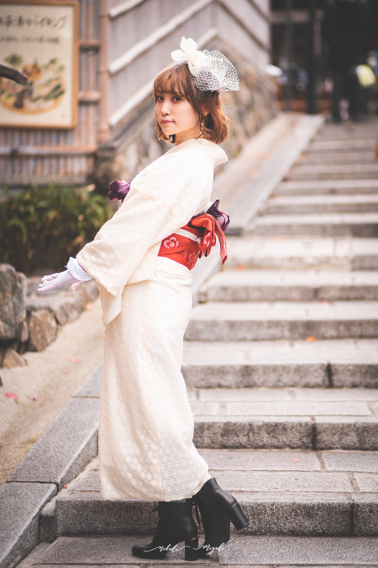 和装を着た女性のポートレート写真。