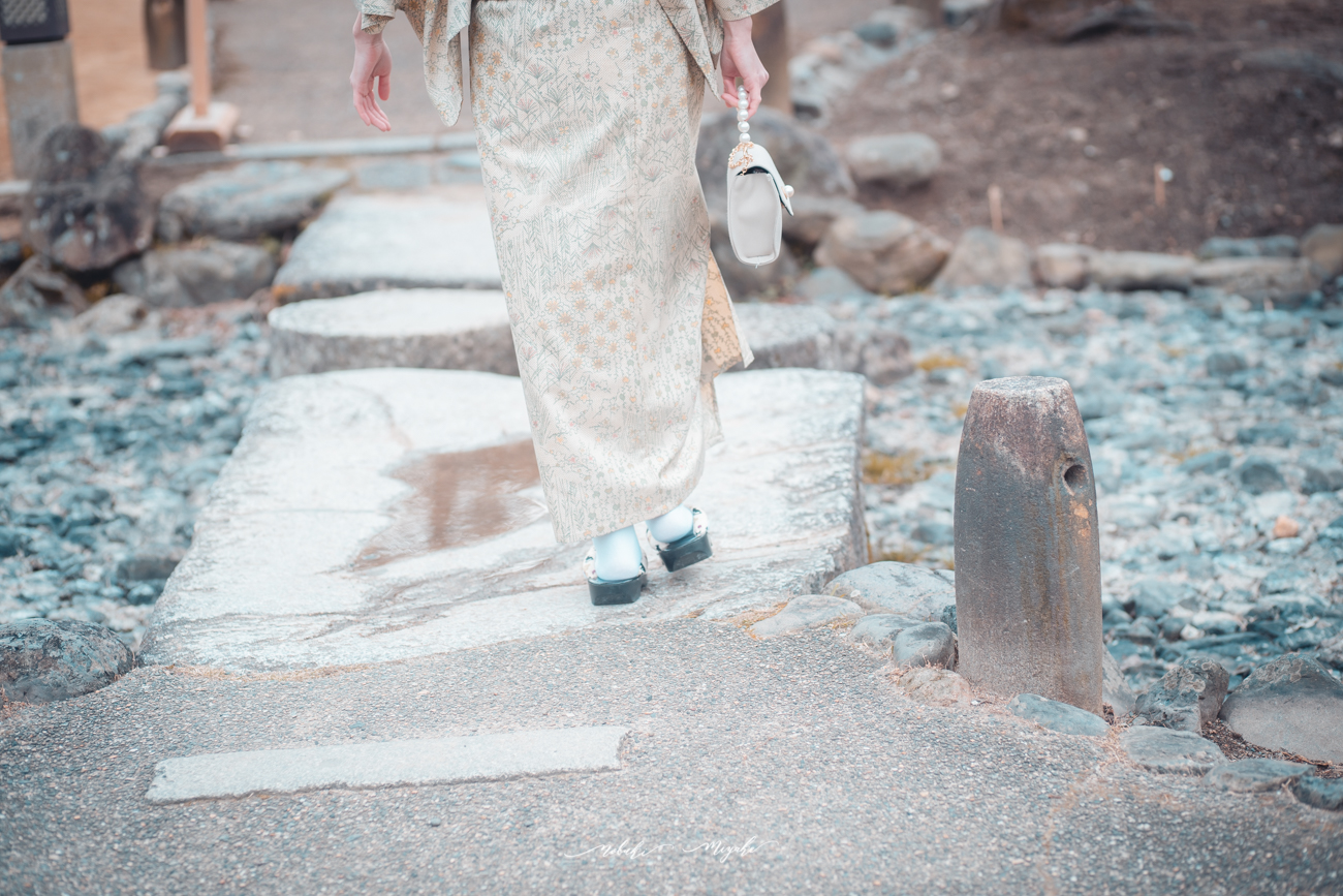 着物を着た女性の写真。八坂神社。
