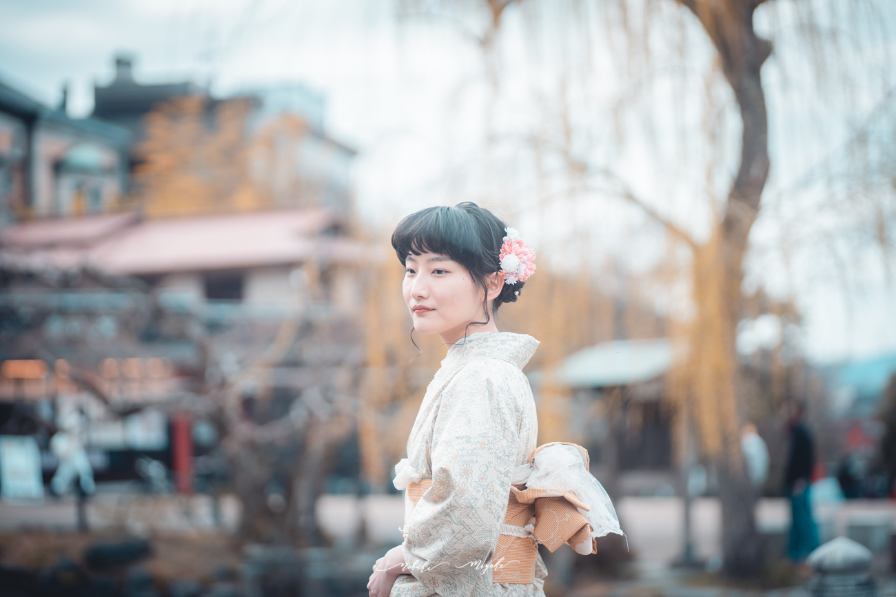 着物を着た女性の写真。八坂神社。