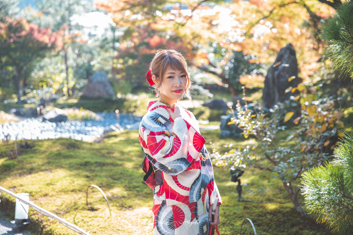紅葉を背景に女性の着物ポートレート写真。