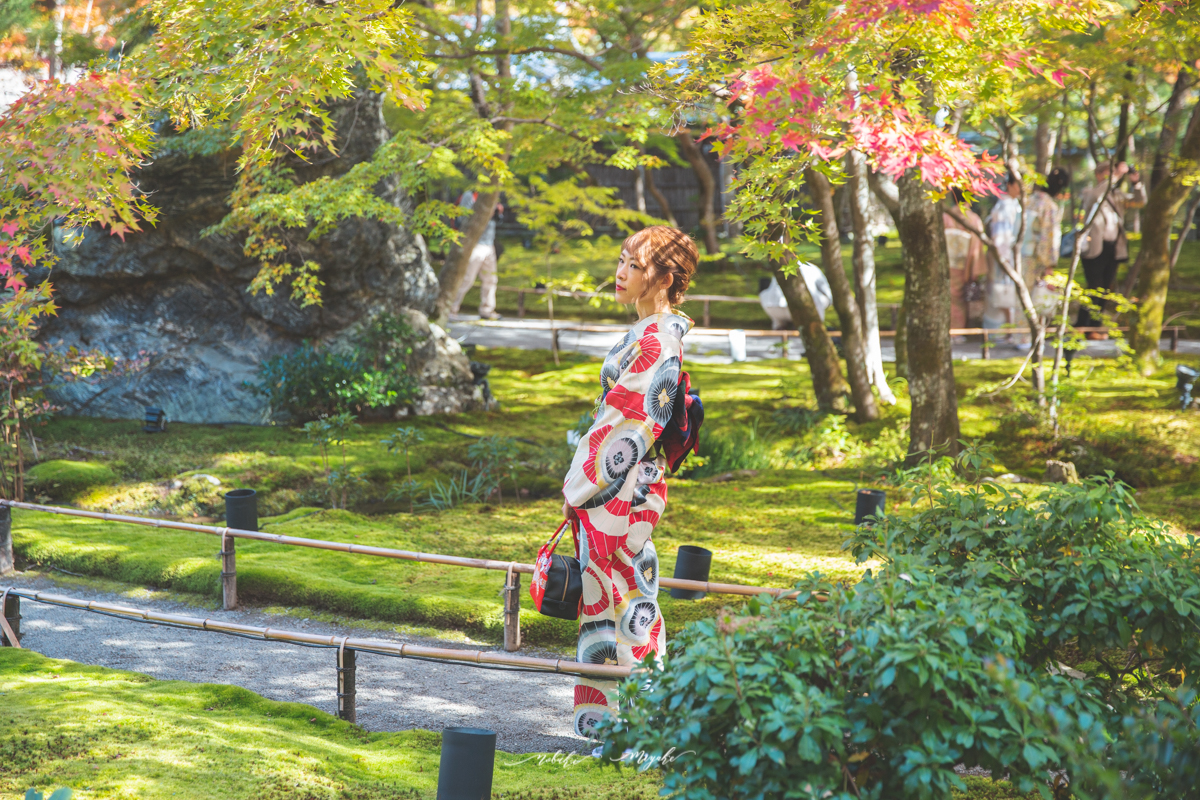 紅葉を背景に女性の着物ポートレート写真。