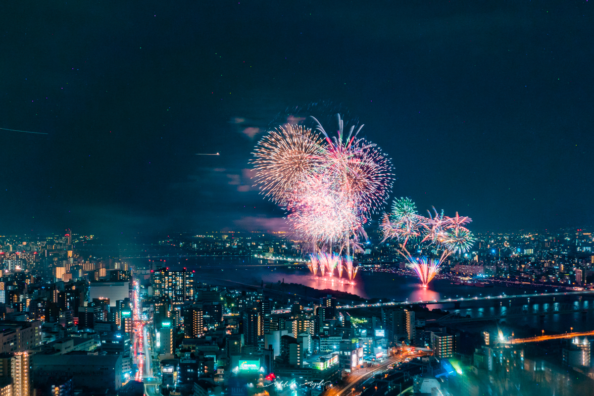 なにわ淀川花火大会の花火。