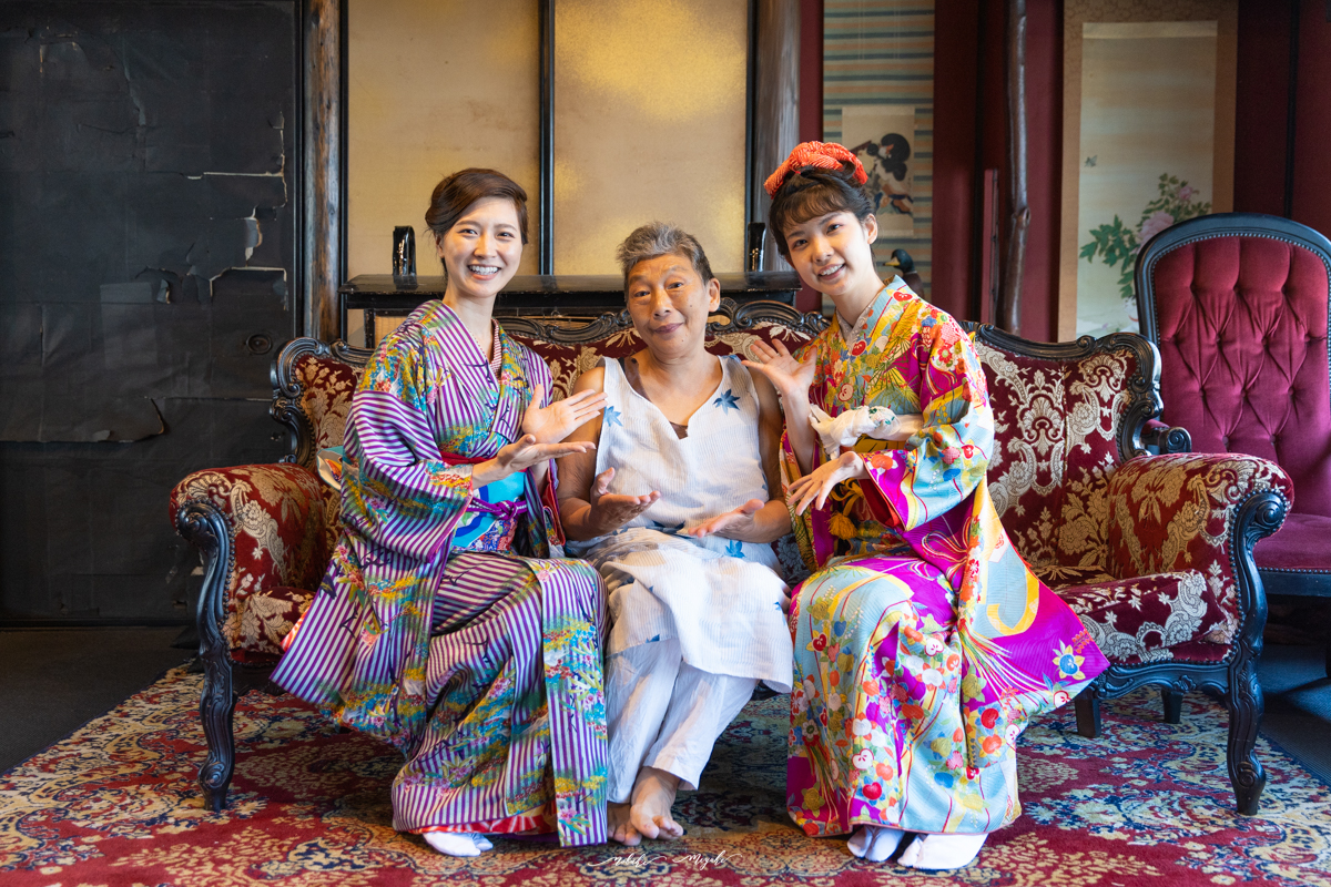 和装を身に付けた女性3名の写真。