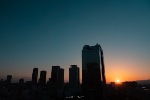 夕日の写真。ビルが見えている。