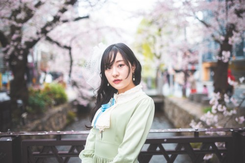 女性のポートレート写真。